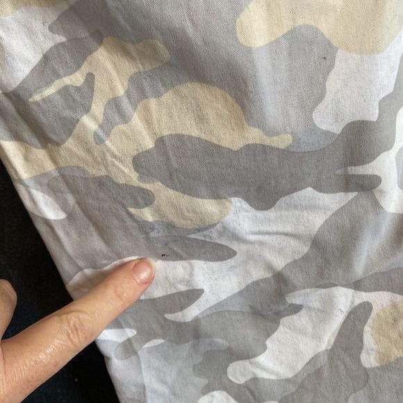 ❣️Tommy Hilfiger camouflage Capri pants. Patel yellow, grey and white. Size 6. - Picture 8 of 13
